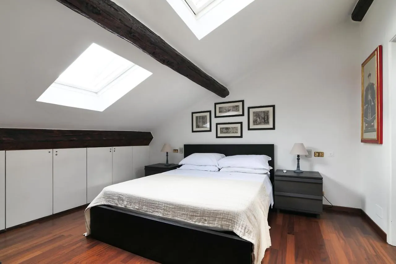 Elegant P.Venezia Attic Apartment Milan
