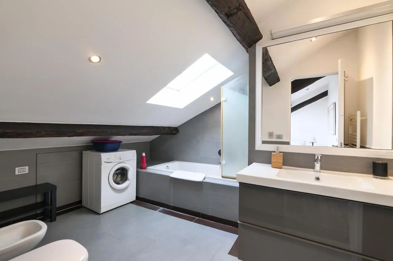 Elegant P.Venezia Attic Apartment Milan