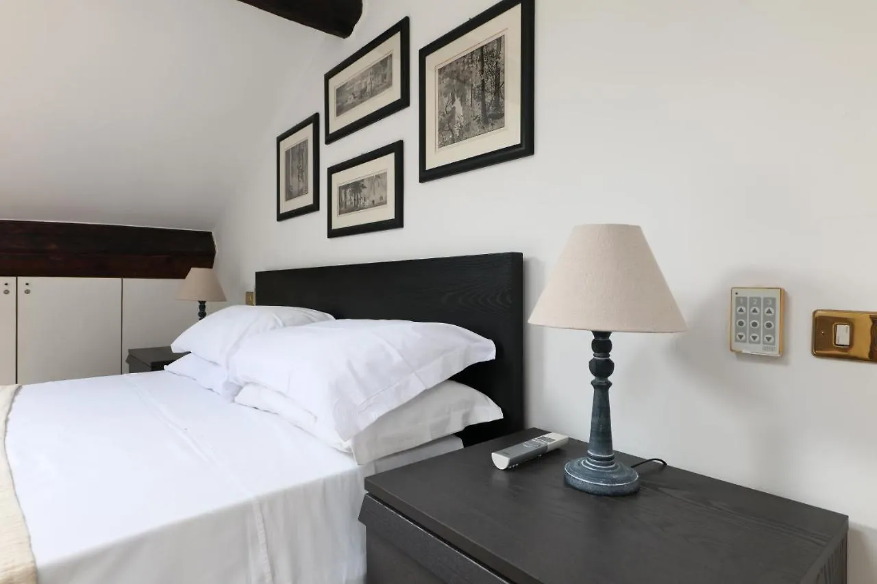 Elegant P.Venezia Attic Apartment Milan Italy