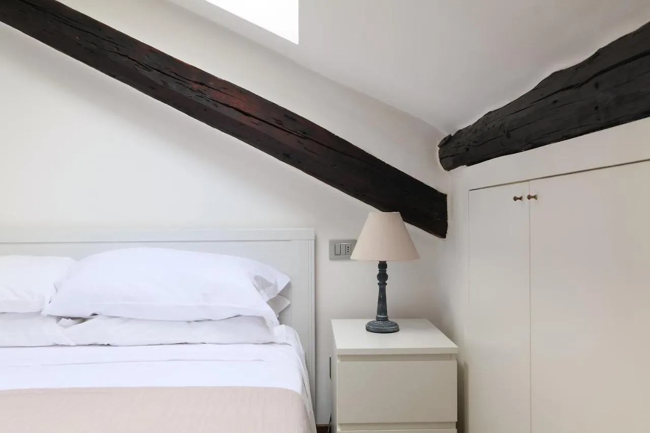 Elegant P.Venezia Attic Apartment Milan