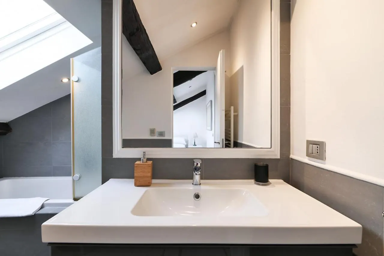 Elegant P.Venezia Attic Apartment Milan 0*,