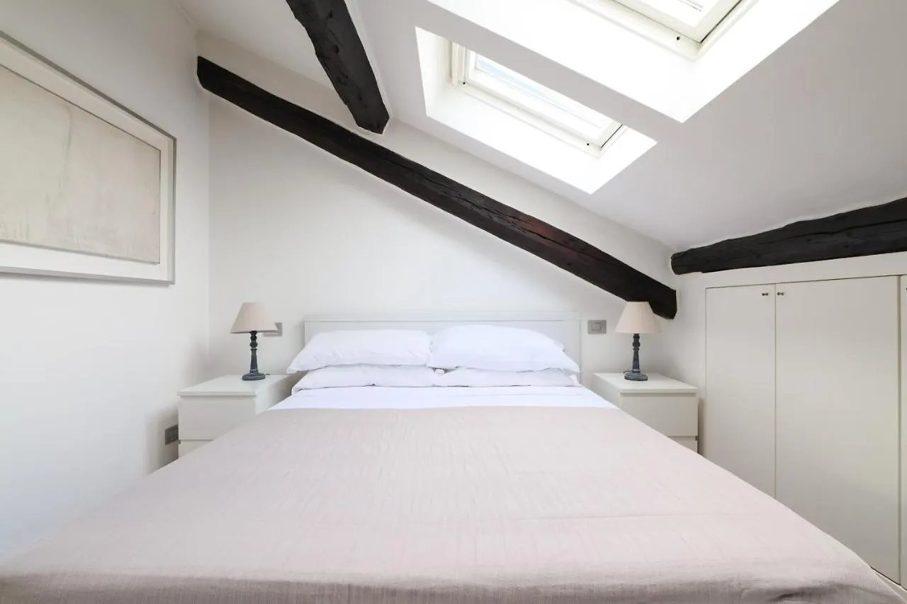Elegant P.Venezia Attic Apartment Milan Italy