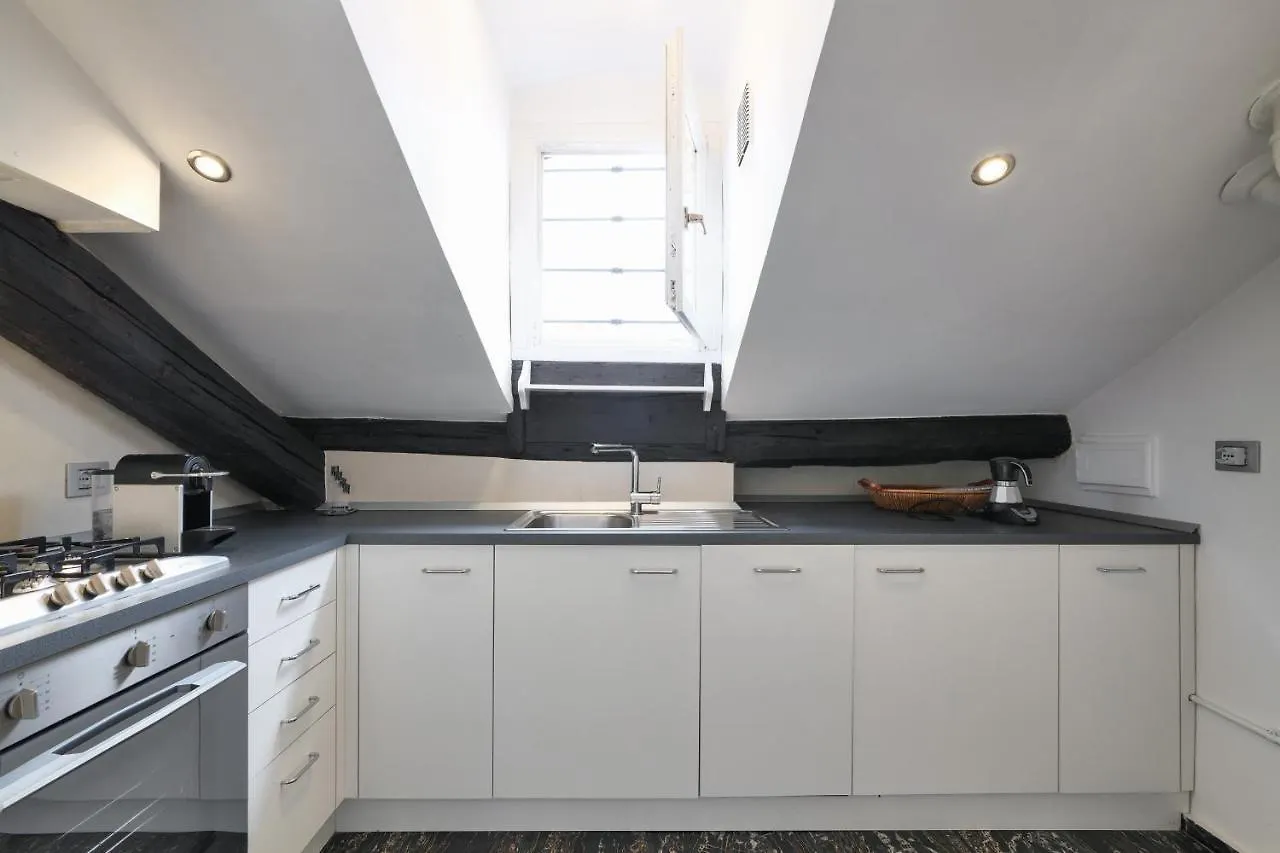 Elegant P.Venezia Attic Apartment Milan