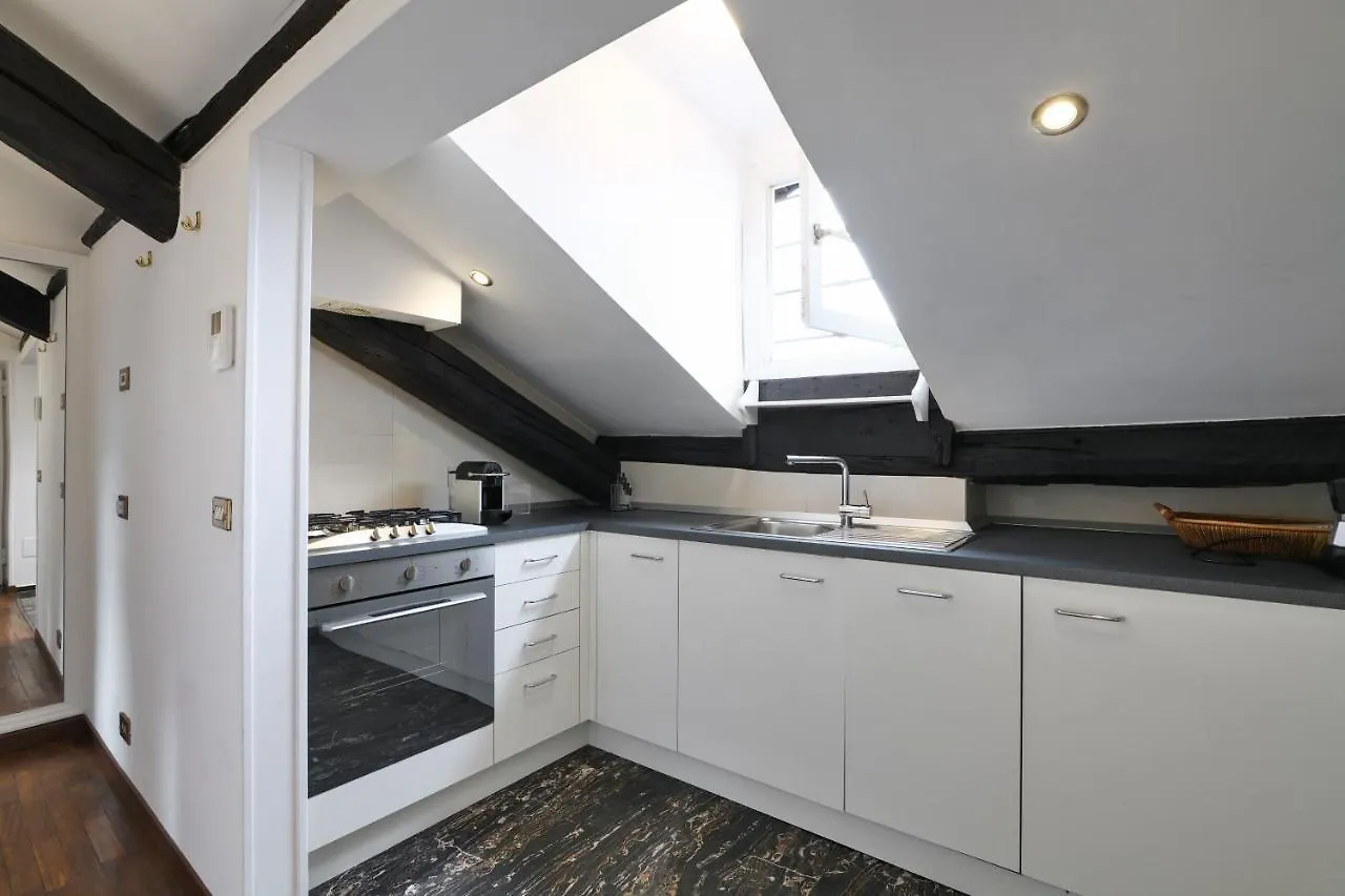 Elegant P.Venezia Attic Apartment Milan Italy