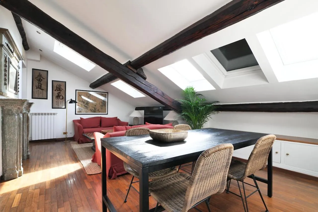 Elegant P.Venezia Attic Apartment Milan